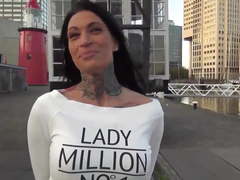 Salope tatouee avec gros seins baise in cul
