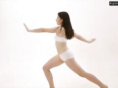 Super hot brunette Saule Elastiga mega flexible teen