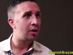 Puta tetona cogida de perrito para obtener licencia